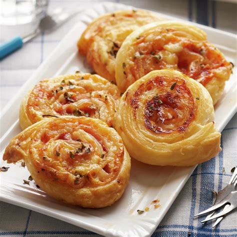 Bolitas de hojaldre rellenas de queso y sobrasada