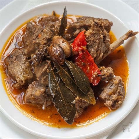 Plato servido de Carne de Cabra en Salsa
