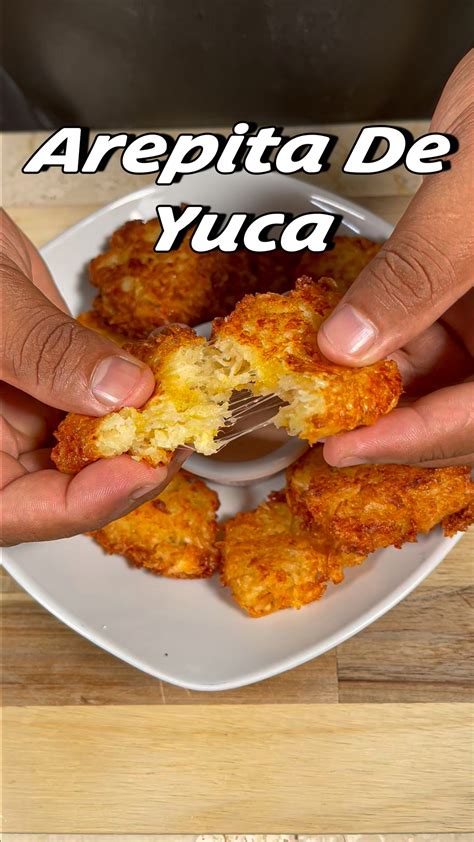 Arepitas de yuca servidas con diferentes salsas