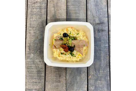 Ensaladilla rusa emplatada con ventresca y cebollino