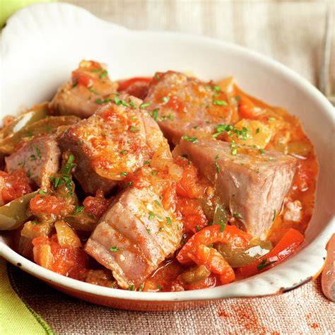 Plato de bonito con pimientos, cebolla y tomate