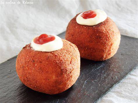 Bombas de patata empanadas antes de ser fritas