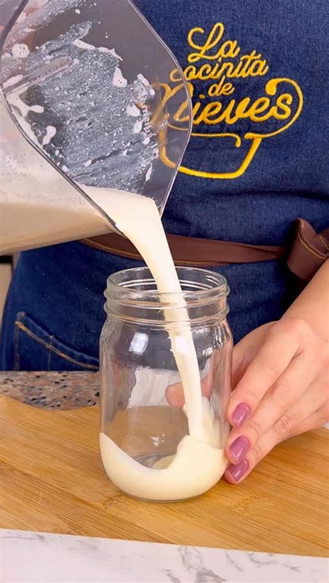 Mayonesa de leche evaporada en un bol, lista para servir