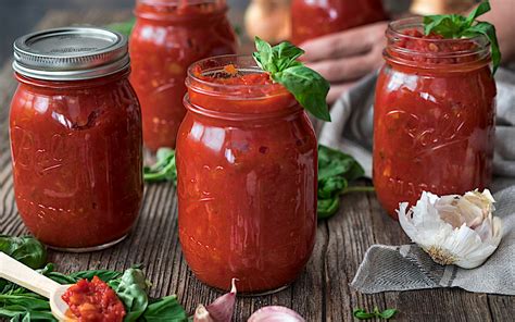 Tarros de salsa casera de tomate y manzana listos para almacenar