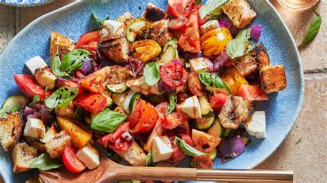 Ensalada Panzanella fresca con toques de manzana