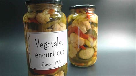 Variedad de encurtidos y vinagrillos para acompañar las berenjenas
