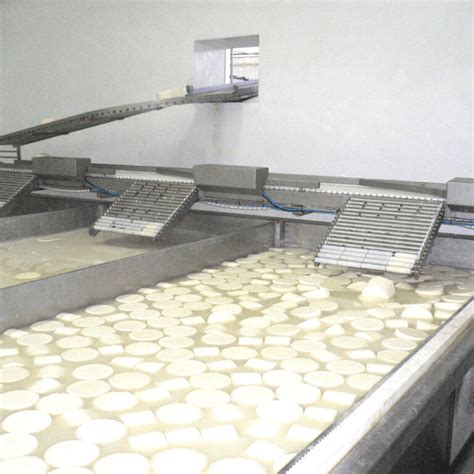 Proceso de cortado y salado de berenjenas