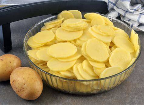 Patatas y cebolla cortadas en rodajas para hornear