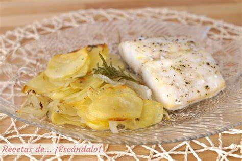 Bacalao al horno con patatas y cebolla antes de servir