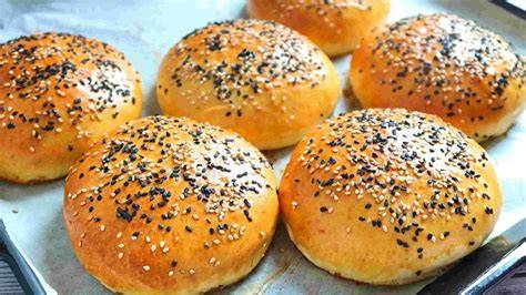 Pan de hamburguesa casero con semillas de sésamo