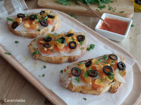 Tostas de paté de berenjena con bacalao ahumado listas para servir