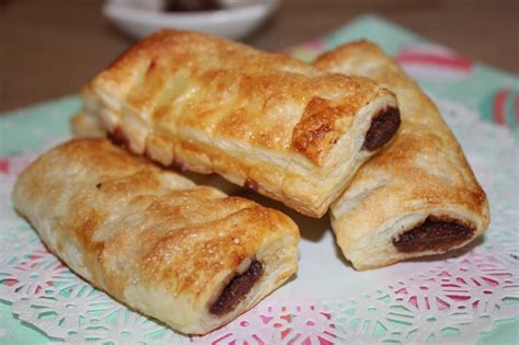 Cañas de hojaldre con Nutella y azúcar glas
