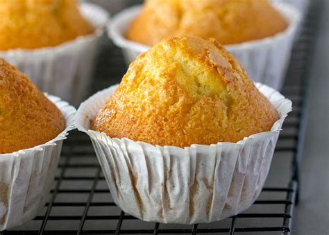 Magdalenas de nata doradas y esponjosas con copete