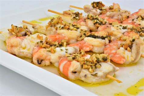 Brochetas de rape, salmón y langostinos recién hechas