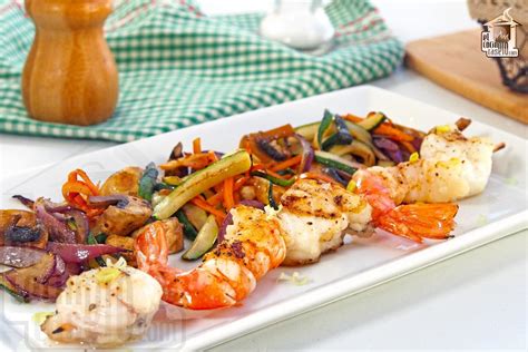 Ejemplo de brocheta con rape, salmón, langostinos y vegetales