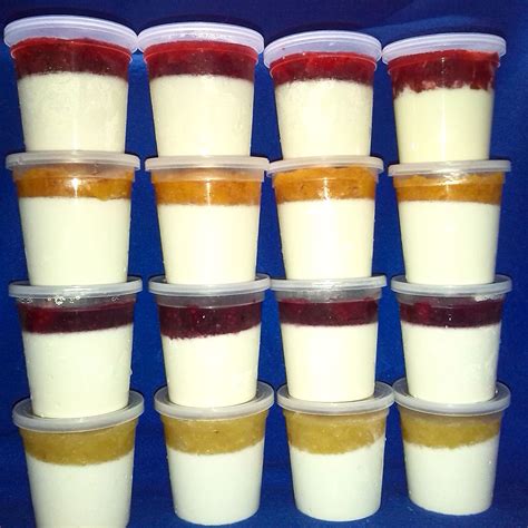 Variedad de yogures caseros con frutas
