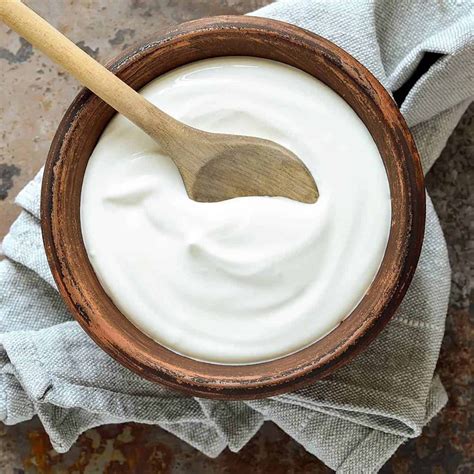 Yogur búlgaro casero en un cuenco de madera
