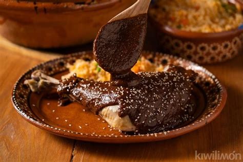 Plato de mole poblano con pollo o guajolote