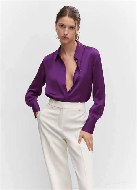 Mujer vistiendo una camisa morada satinada