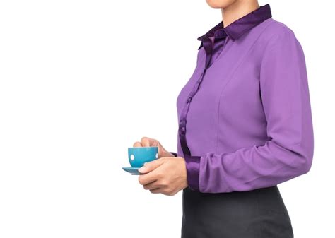 Mujer en un ambiente de oficina con camisa morada