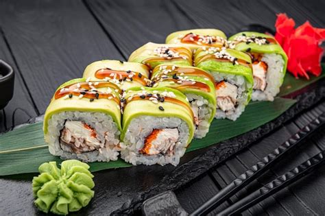 Primer plano de un roll de sushi decorado