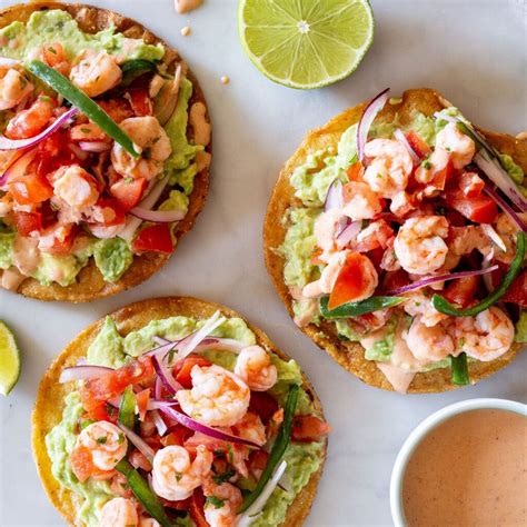 Tostadas de camarón terminadas y decoradas