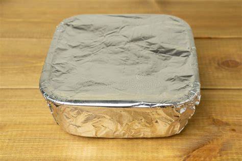 Alimentos envueltos en papel de aluminio para cocinar en barbacoa