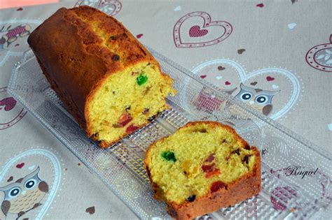 Plum cake tradicional con frutas confitadas