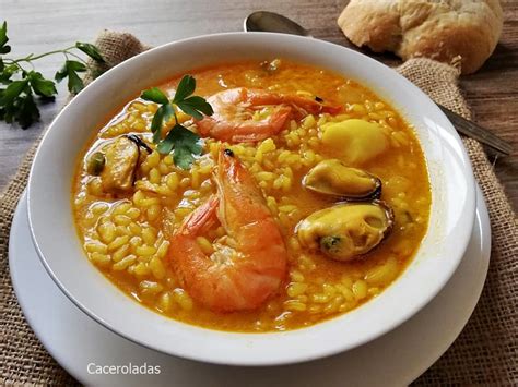Arroz caldoso con marisco en paella