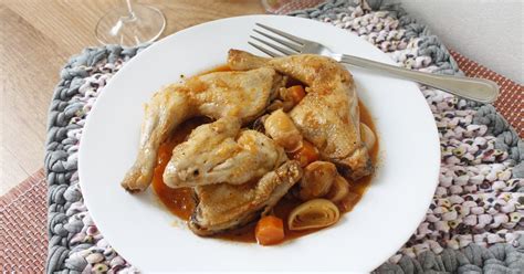 Picantones en escabeche servidos con guarnición