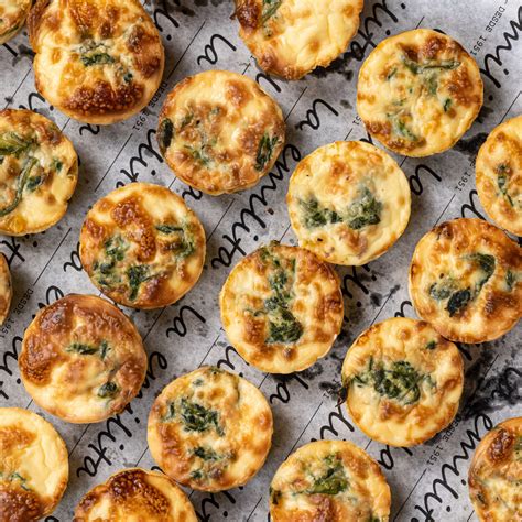 Bandeja de mini quiches recién horneadas