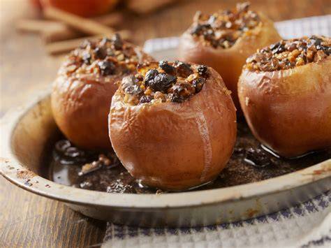 Manzanas rellenas de carne en un plato