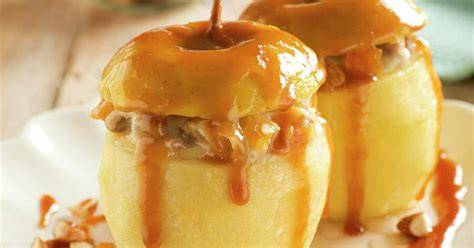 Manzanas rellenas cocinándose en el horno
