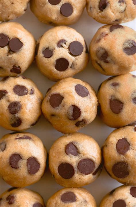 Bolas de masa de galleta rebozadas en azúcar y canela antes de hornear