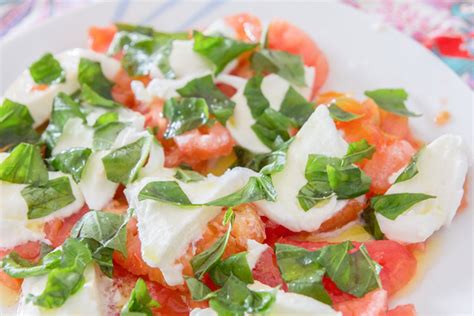 Ensalada Caprese con tomate, mozzarella y albahaca