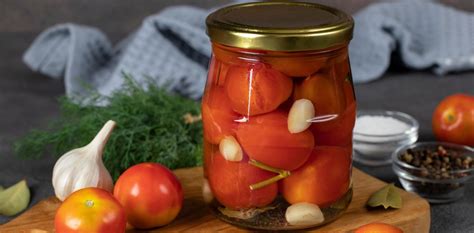 Preparación de tomates para conserva: lavado y pelado