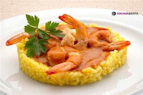 Arroz con nécoras y langostinos servido en plato