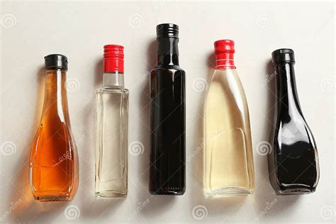 Botellas de vinagre de diferentes tipos