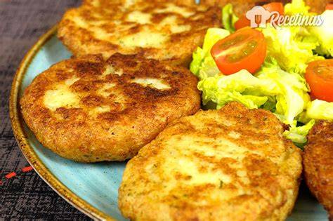 Tortitas de coliflor doradas con salsa de yogur