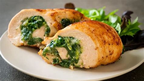 Rollo de pechuga de pollo relleno con espinacas y frutos rojos