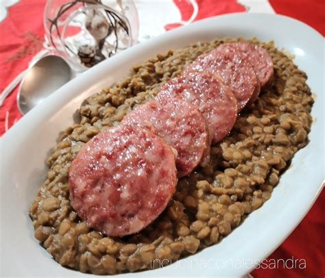 Plato de lentejas de Nochevieja con cotechino servido en la mesa