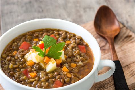 Sopa de lentejas con huevo pochado y hierbas frescas