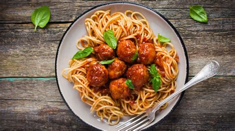Plato de espaguetis con albóndigas de pollo en salsa de tomate