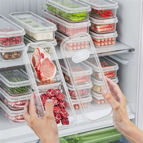 Refrigerador con empanadillas en recipientes herméticos