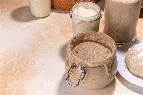 Tarros con masa madre en un refrigerador