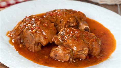 Plato servido de manitas de cerdo a la navarra