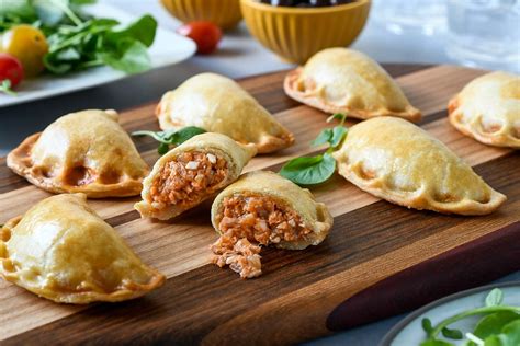 Proceso de sellado de empanadillas con tenedor