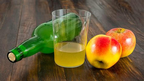 Botella de sidra asturiana y copa