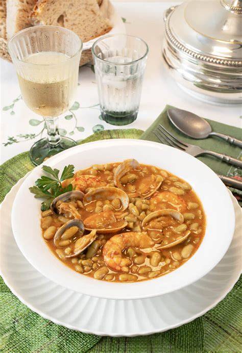 Plato de verdinas con almejas y gambones