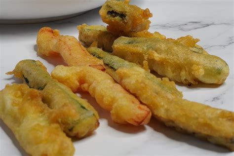 Verduras en tempura recién fritas escurriéndose en papel de cocina